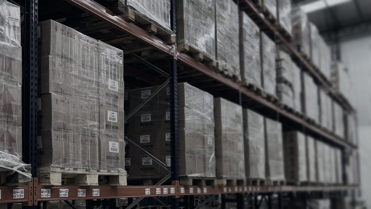 Racks de un depósito cargados con pallets de cajas de productos de higiene